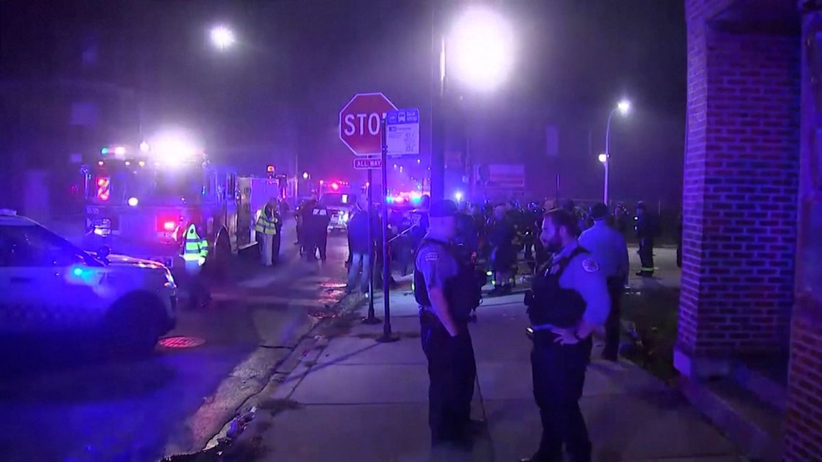 Střelci v jedoucím autě zranili v Chicagu 14 lidí včetně tří dětí